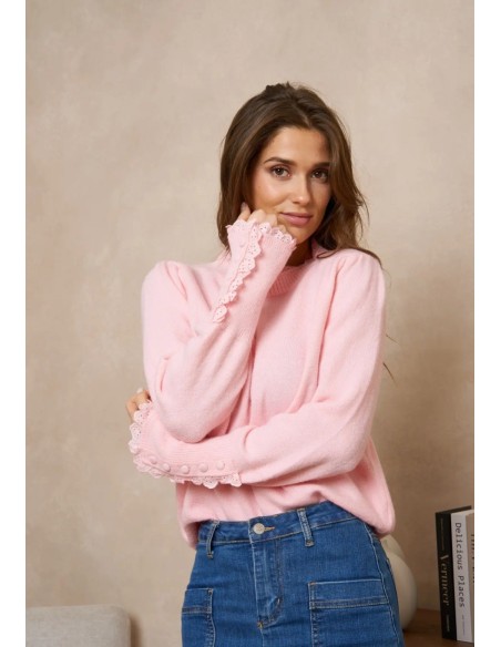 Jersey de cuello redondo adornado con puntilla. Puño ancho con puntilla y 5 botones. Ligeramente entallado en cintura. Disponibl