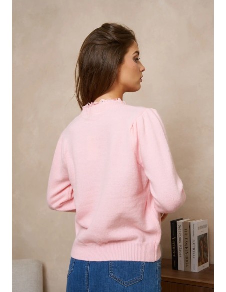 Jersey de cuello redondo adornado con puntilla. Puño ancho con puntilla y 5 botones. Ligeramente entallado en cintura. Disponibl